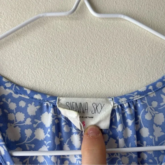 5 FOR $25 | Sienna Sky Short Sleeve Floral Blouse Floral V-Neck Blue White S - Picture 3 of 4
